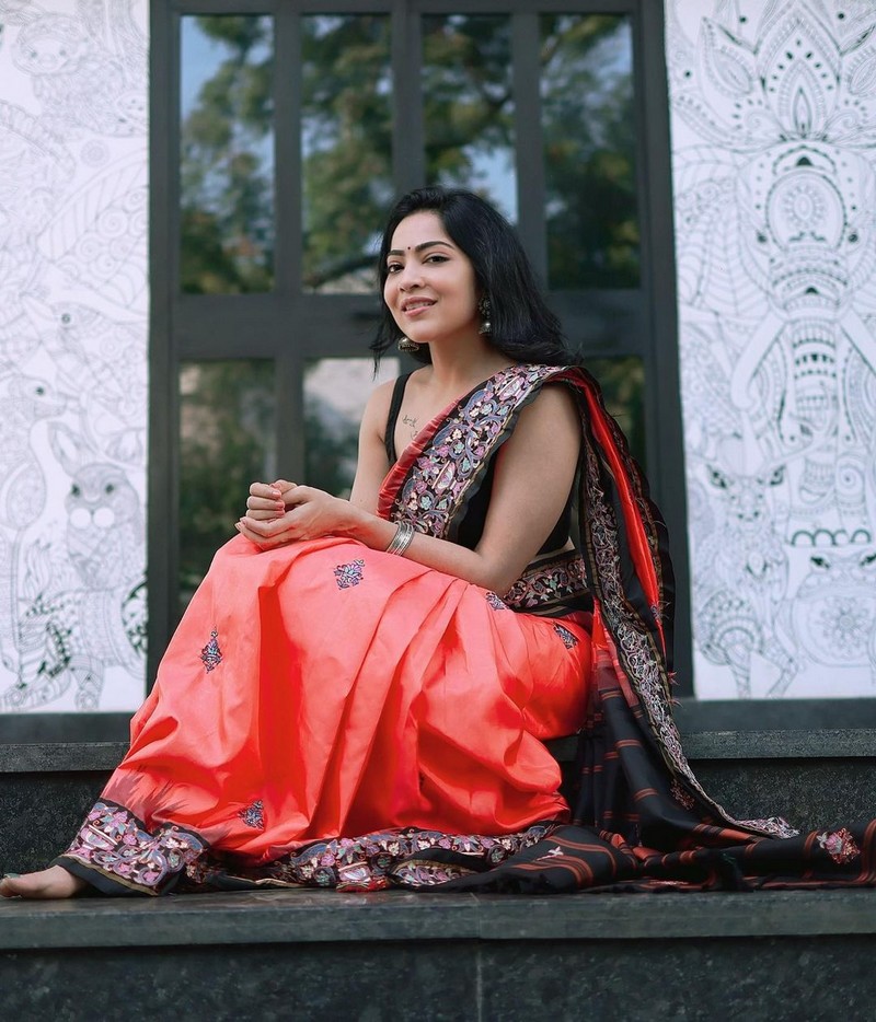 Vj ramya hot photos in sleeveless blouse and saree