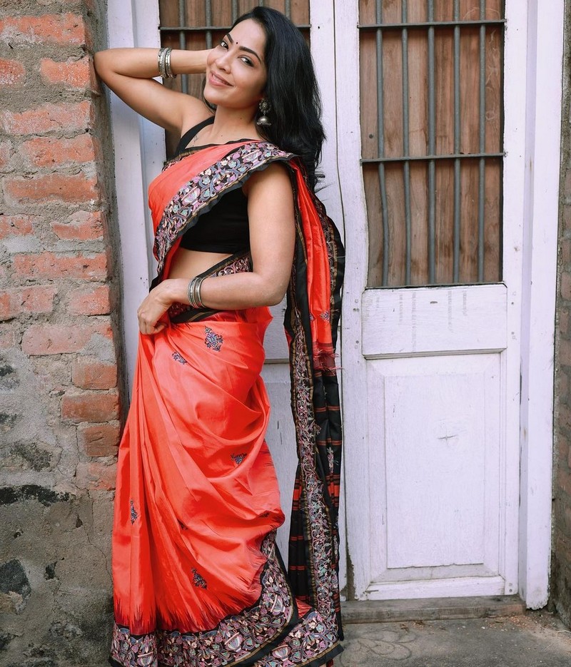 Vj ramya hot photos in sleeveless blouse and saree