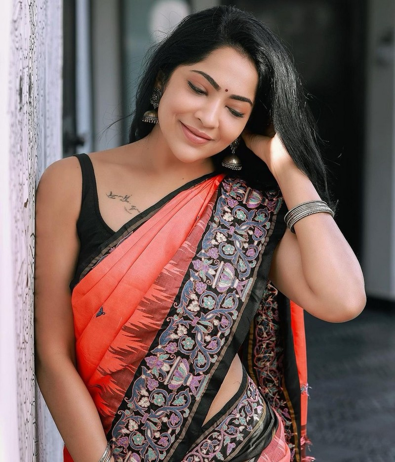 Vj ramya hot photos in sleeveless blouse and saree
