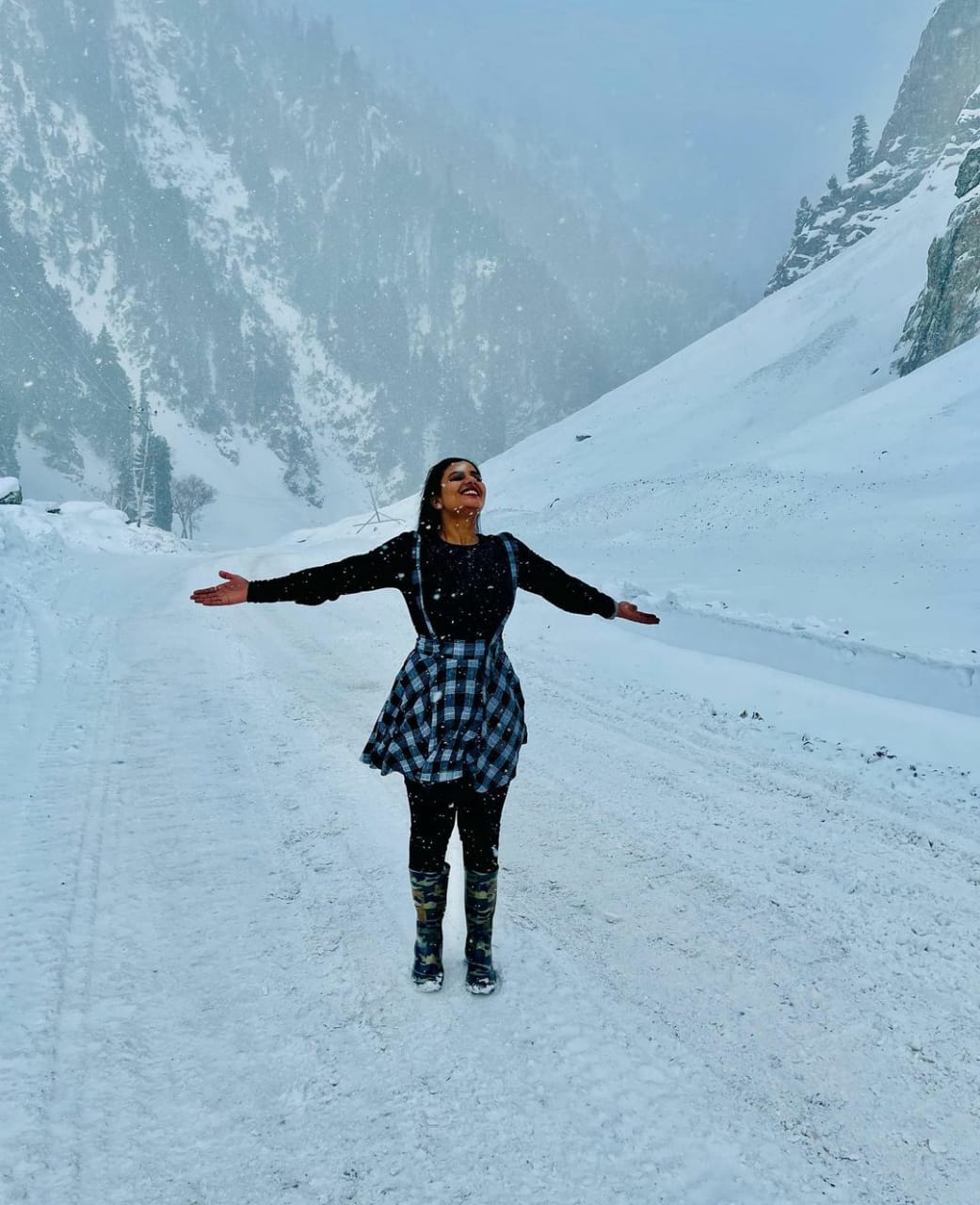 Actress aiswarya rajesh hot photos in snowfall area