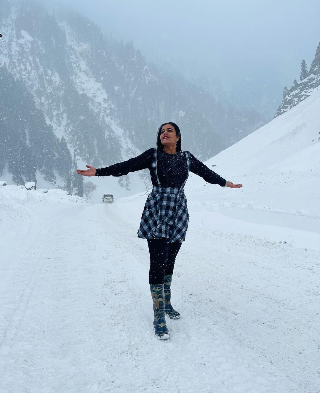 Actress aiswarya rajesh hot photos in snowfall area