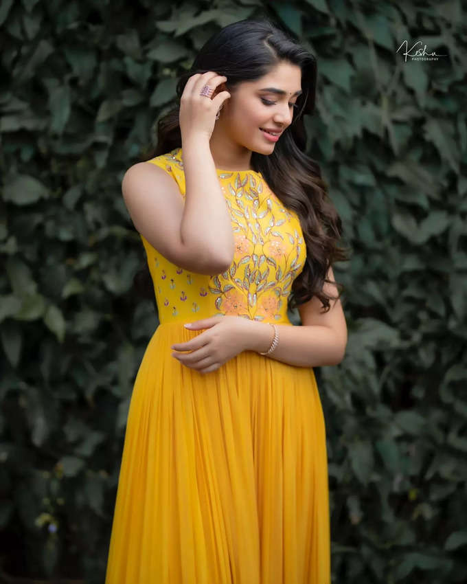 Actress krithi shetty hot photos in yellow dress