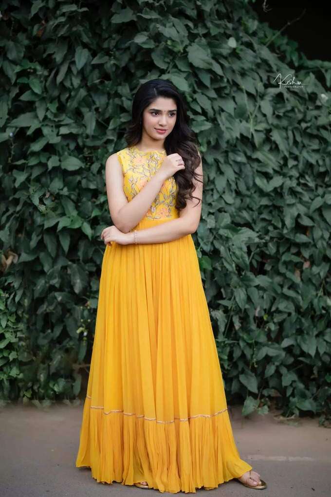Actress krithi shetty hot photos in yellow dress
