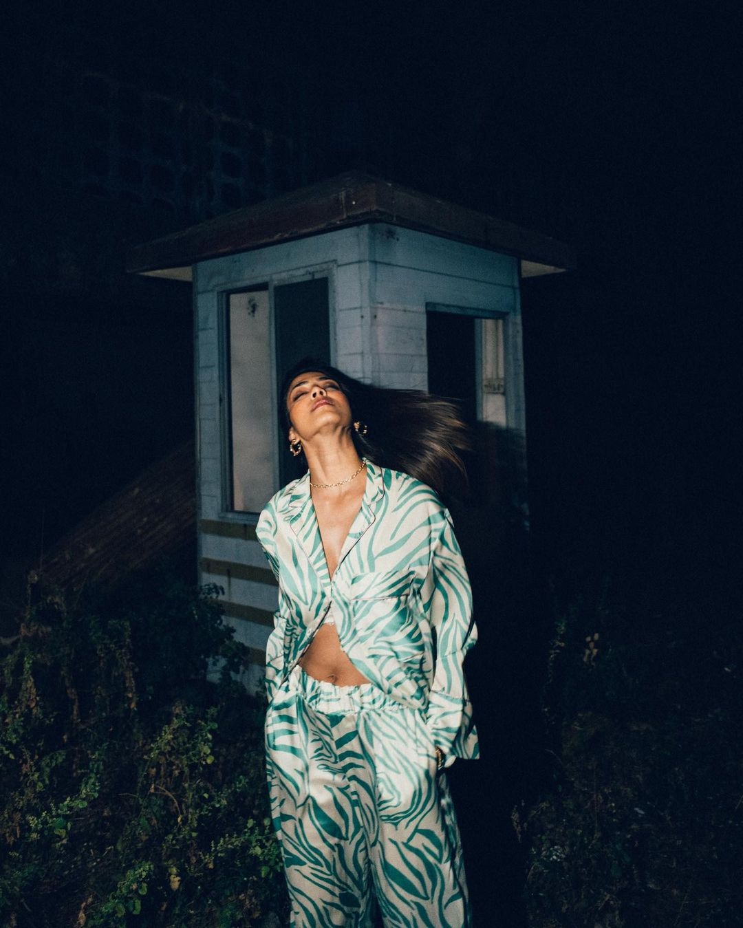 Actress malavika mohanan hot photos showing navel show goes viral