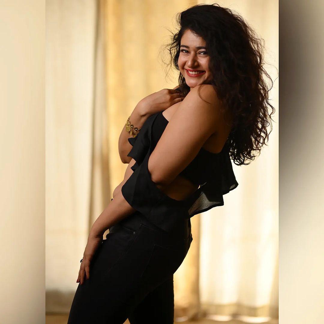 Actress poonam bajwa hot photos in black glamour dress