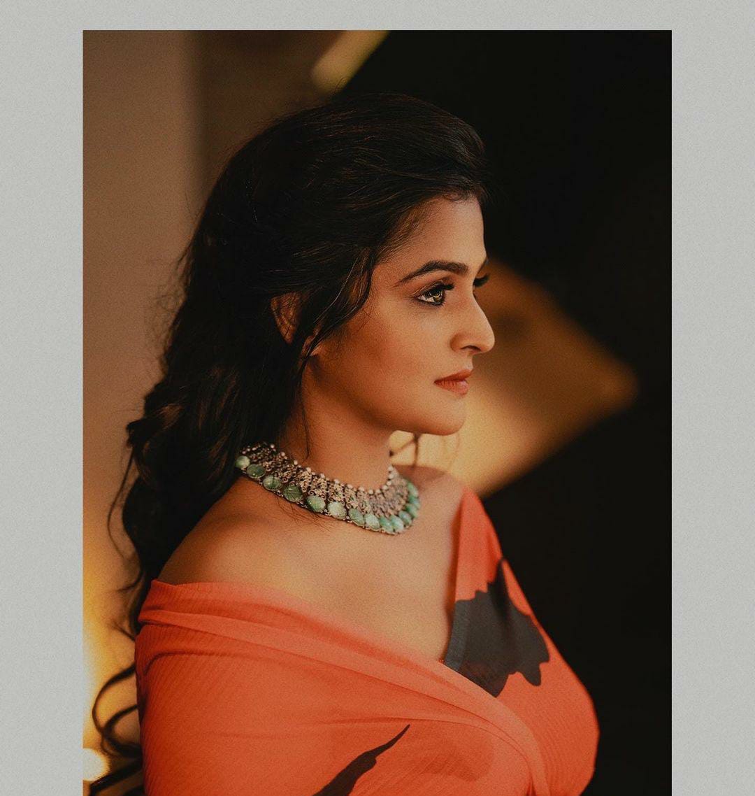 Actress ramya nambeesan hot photos in orange colour dress goes viral