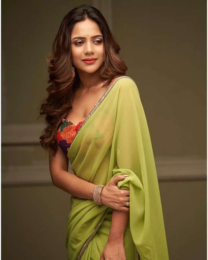Actress aiswarya dutta hot photos in saree viral on social media