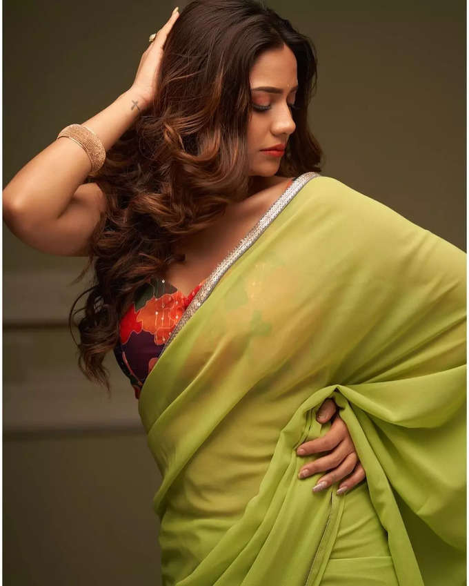Actress aiswarya dutta hot photos in saree viral on social media