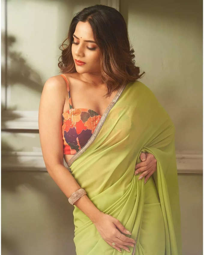 Actress aiswarya dutta hot photos in saree viral on social media