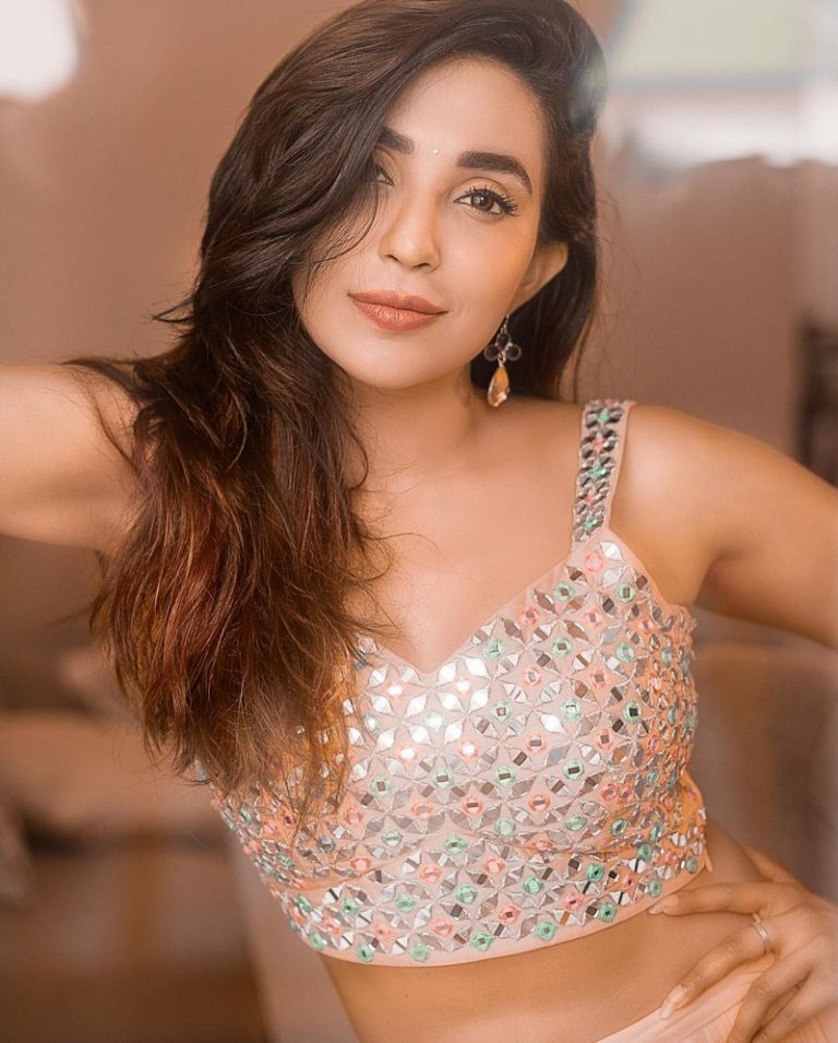 Actress parvati nair hot photos in top angle traditional dress