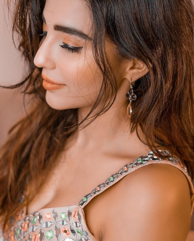 Actress parvati nair hot photos in top angle traditional dress