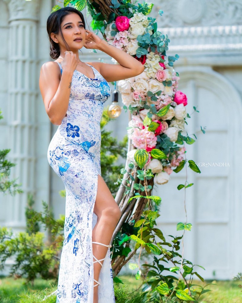 Actress sakshi agarwal hot photos in glamour tight modern dress