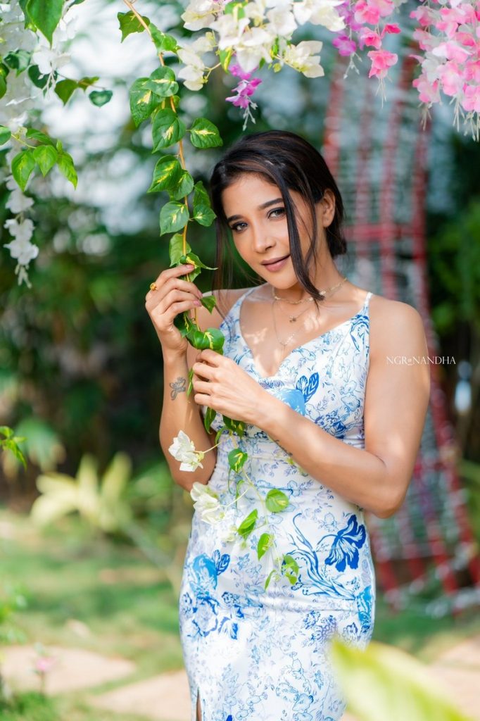 Actress sakshi agarwal hot photos in glamour tight modern dress