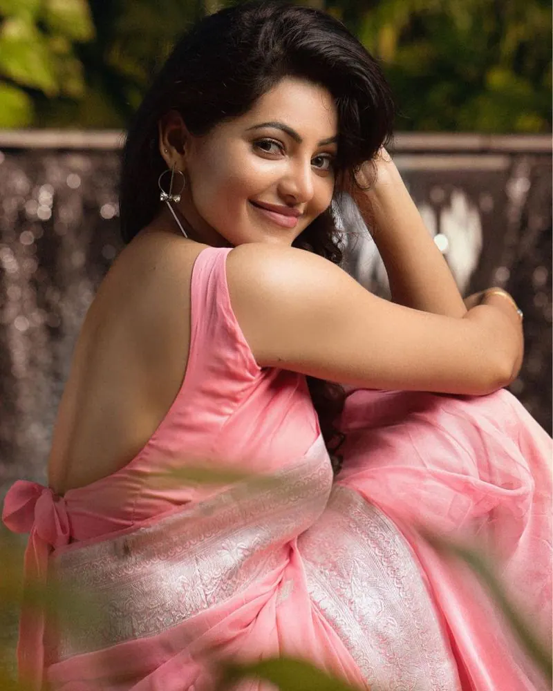 Actress athulya ravi hot photos in baby pink saree on social media