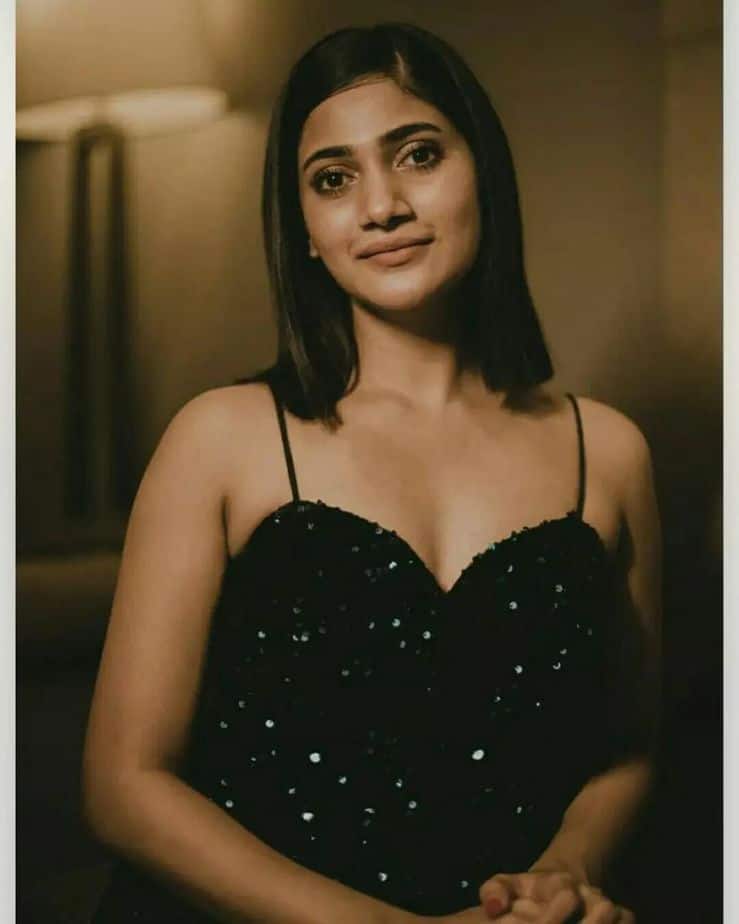 Actress losliya hot photos in black short dress viral on social media