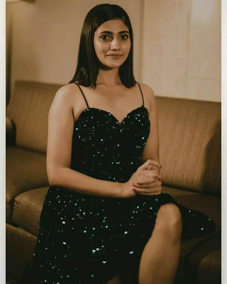 Actress losliya hot photos in black short dress viral on social media