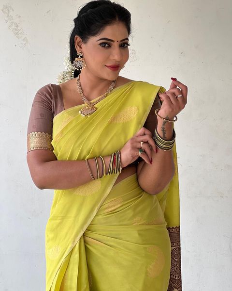 Actress reshma pasupuleti hot photos in full traditional saree
