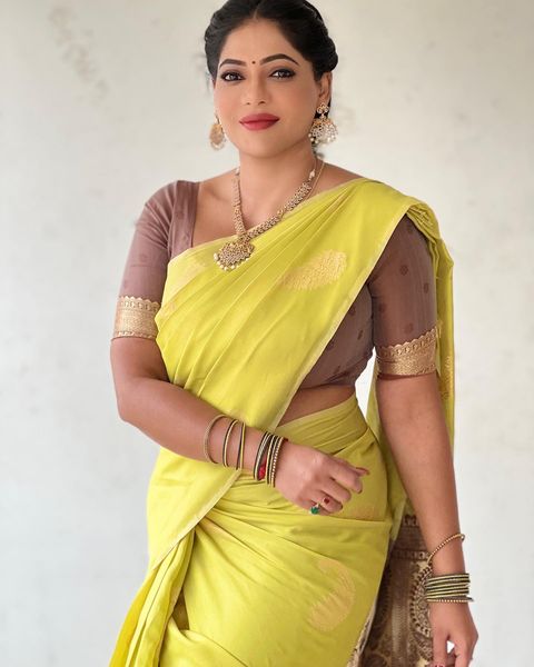 Actress reshma pasupuleti hot photos in full traditional saree
