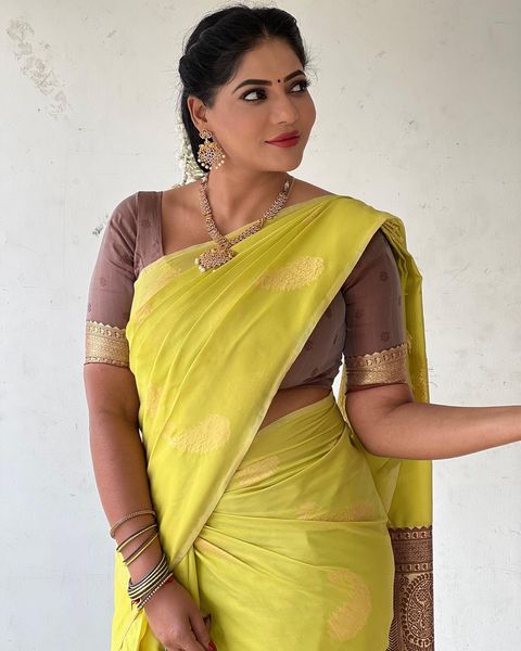 Actress reshma pasupuleti hot photos in full traditional saree