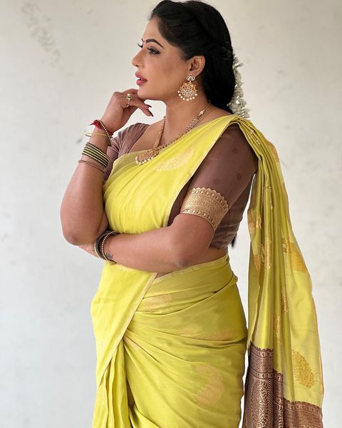 Actress reshma pasupuleti hot photos in full traditional saree