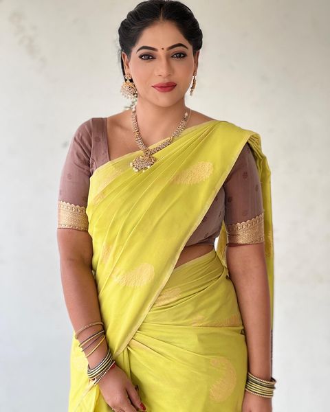Actress reshma pasupuleti hot photos in full traditional saree