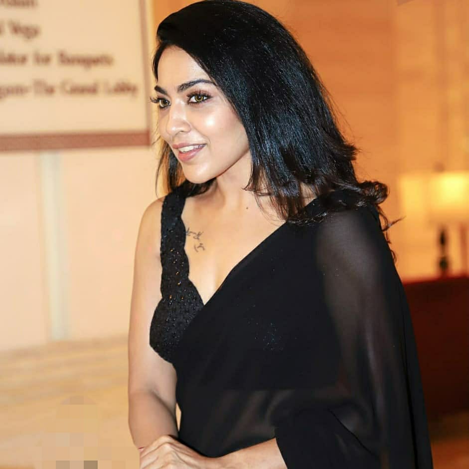 Vj ramya hot photoshoot in black colour glamour saree