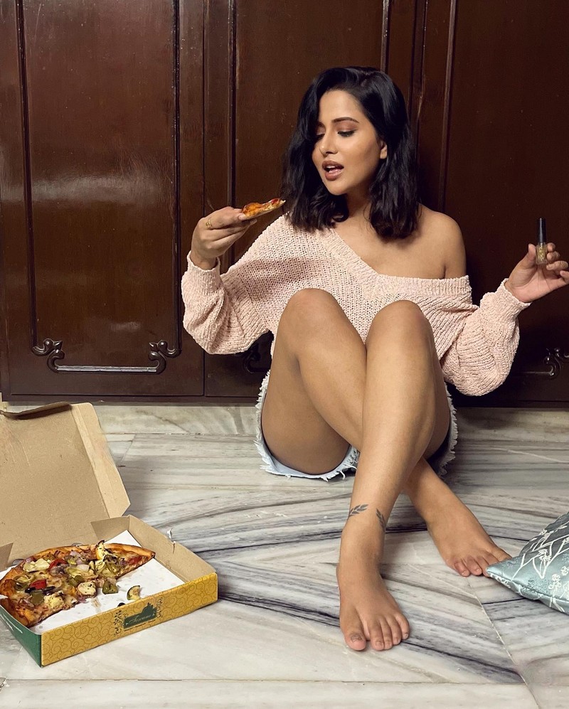 Actress raiza wilson hot photos eating pizza in glamour dress