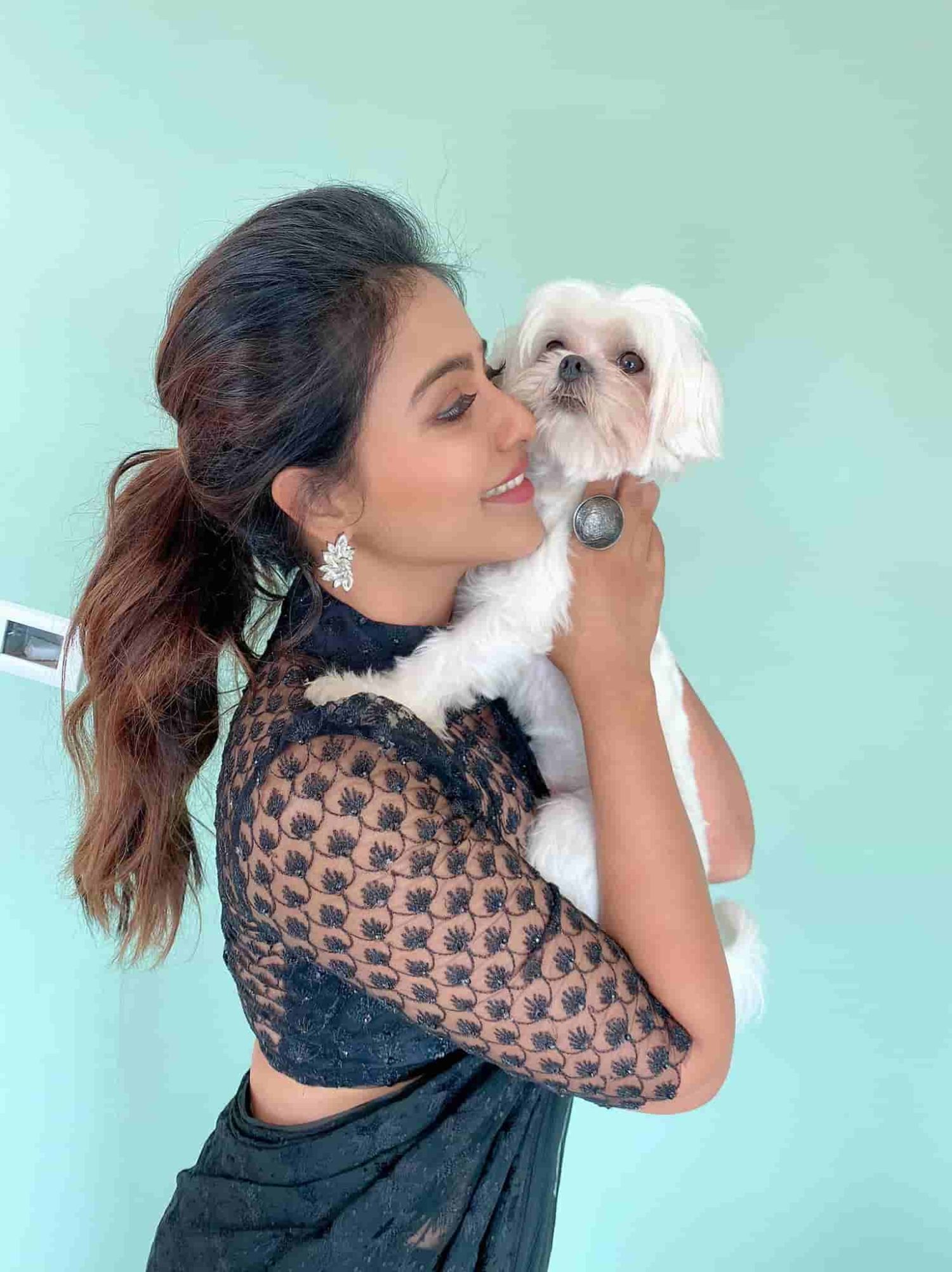 Actress anjali hot photos in black saree with her pet dog