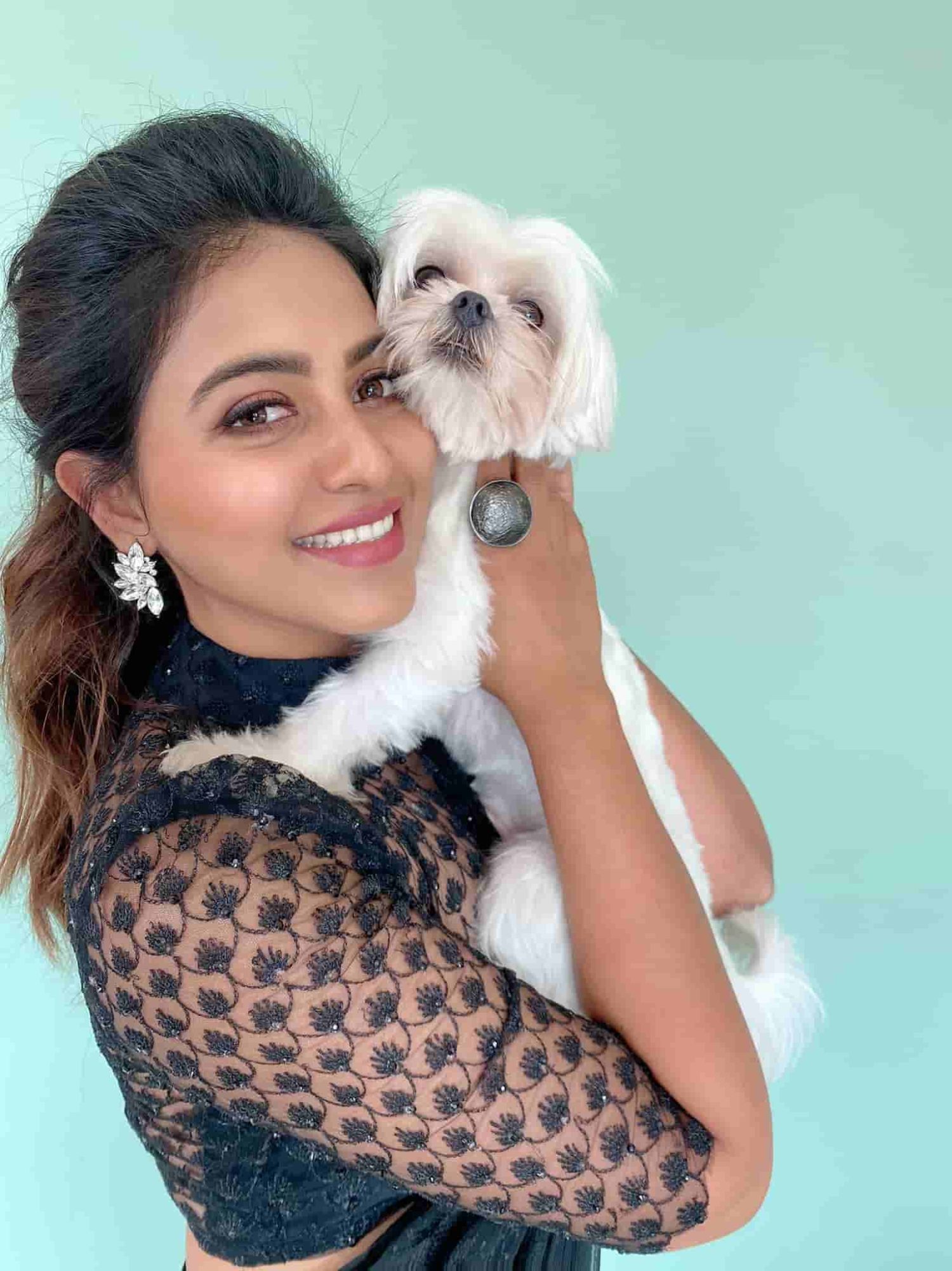 Actress anjali hot photos in black saree with her pet dog