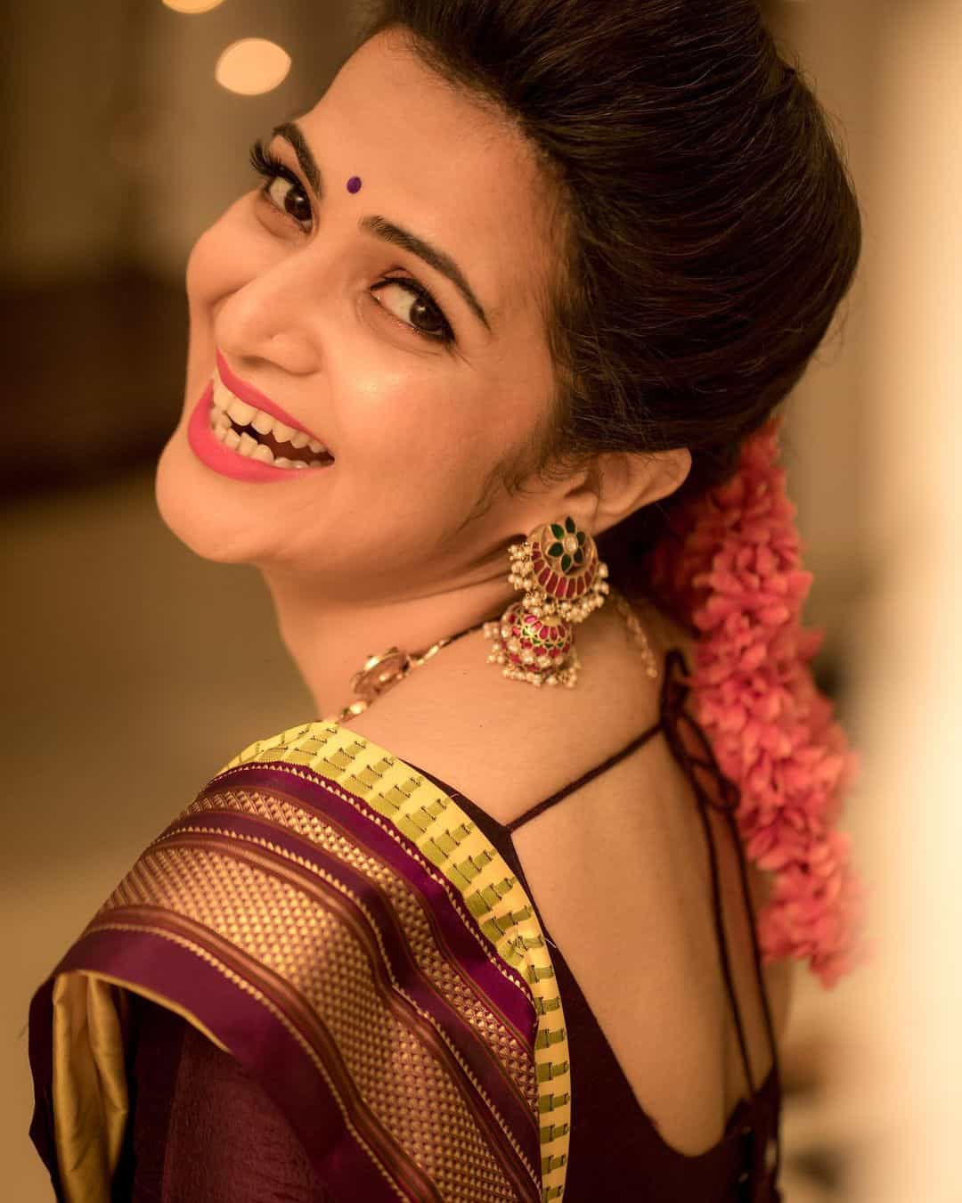 Vj divyadharshini hot photos in traditional saree goes viral
