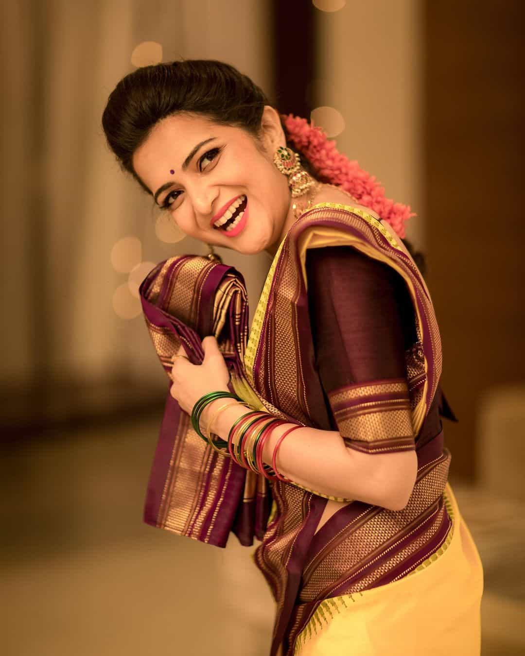 Vj divyadharshini hot photos in traditional saree goes viral
