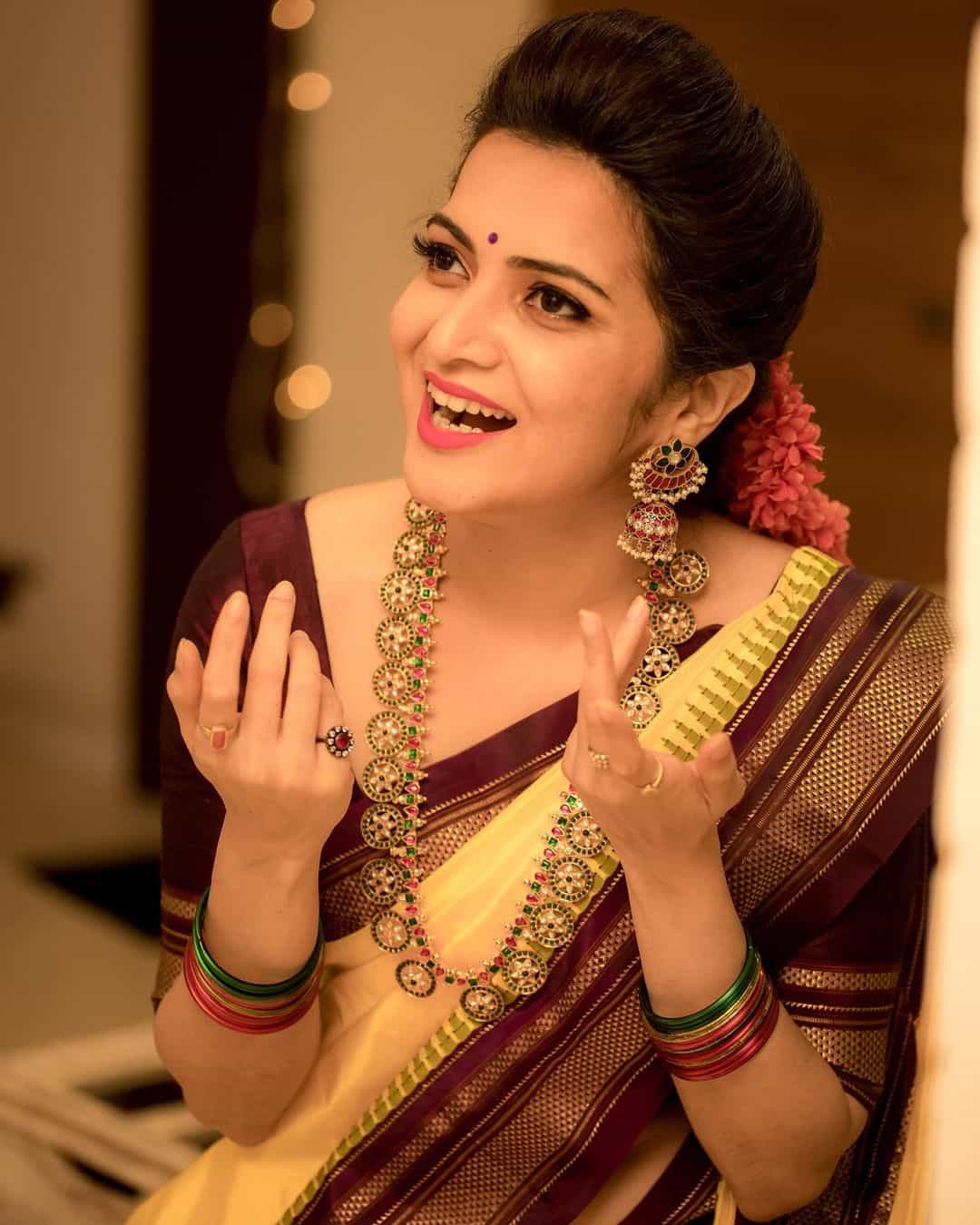 Vj divyadharshini hot photos in traditional saree goes viral