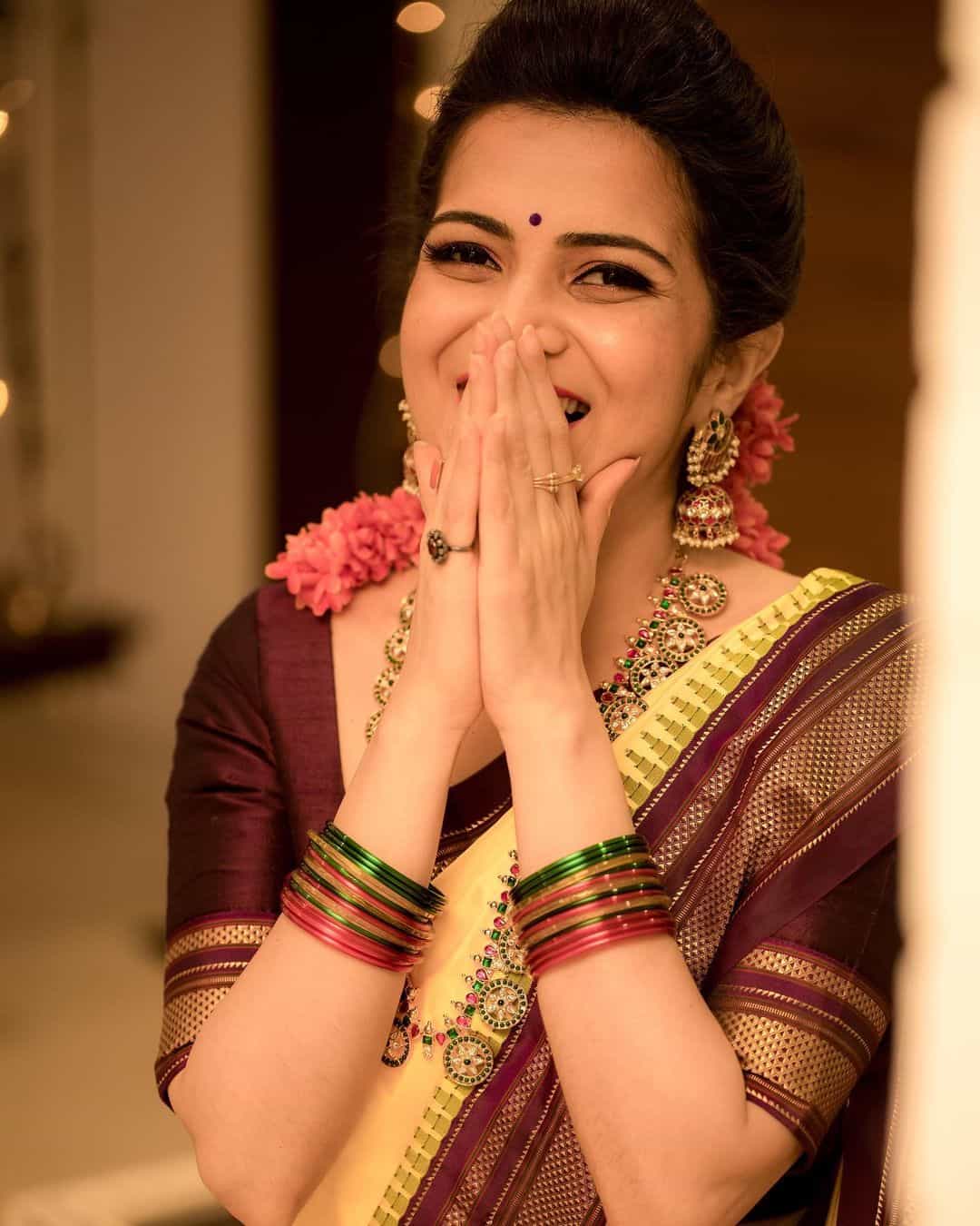 Vj divyadharshini hot photos in traditional saree goes viral