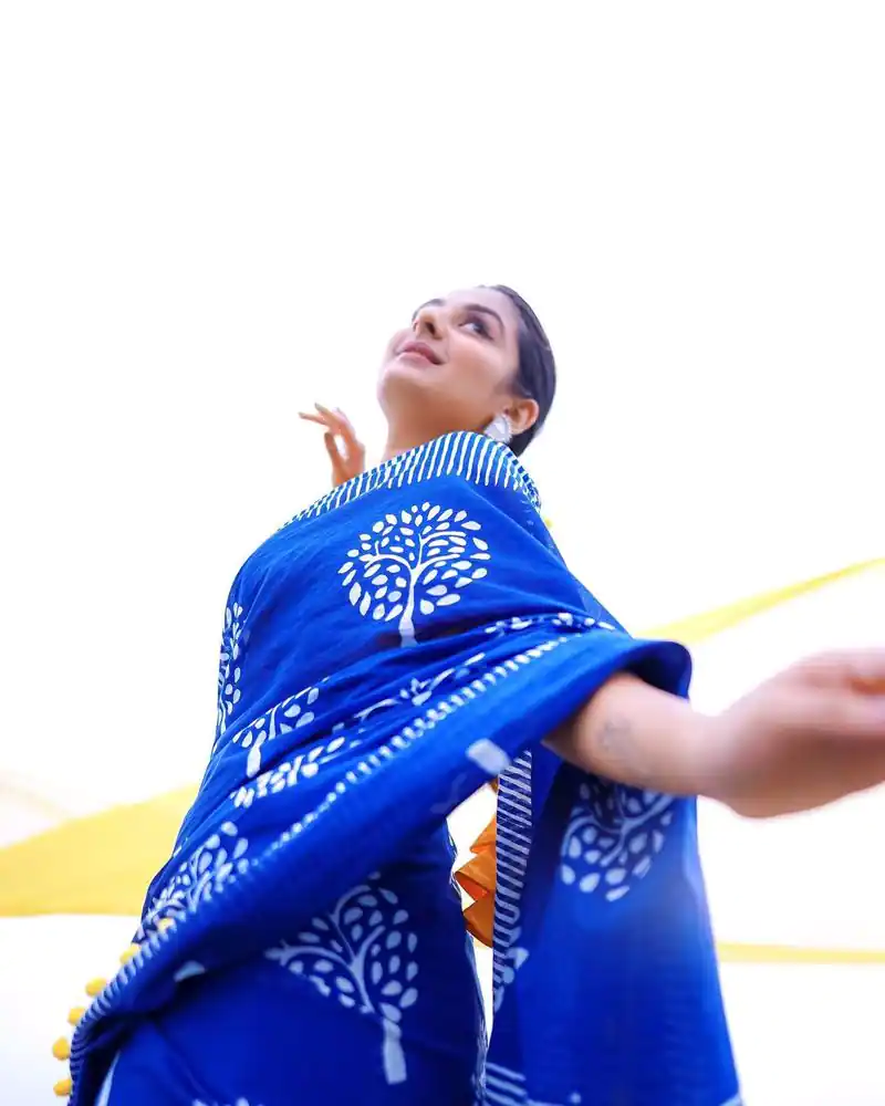 Actress esther anil hot photos in glamourous saree on social media