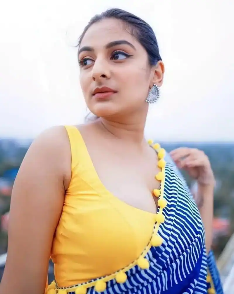 Actress esther anil hot photos in glamourous saree on social media