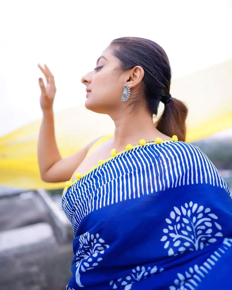 Actress esther anil hot photos in glamourous saree on social media