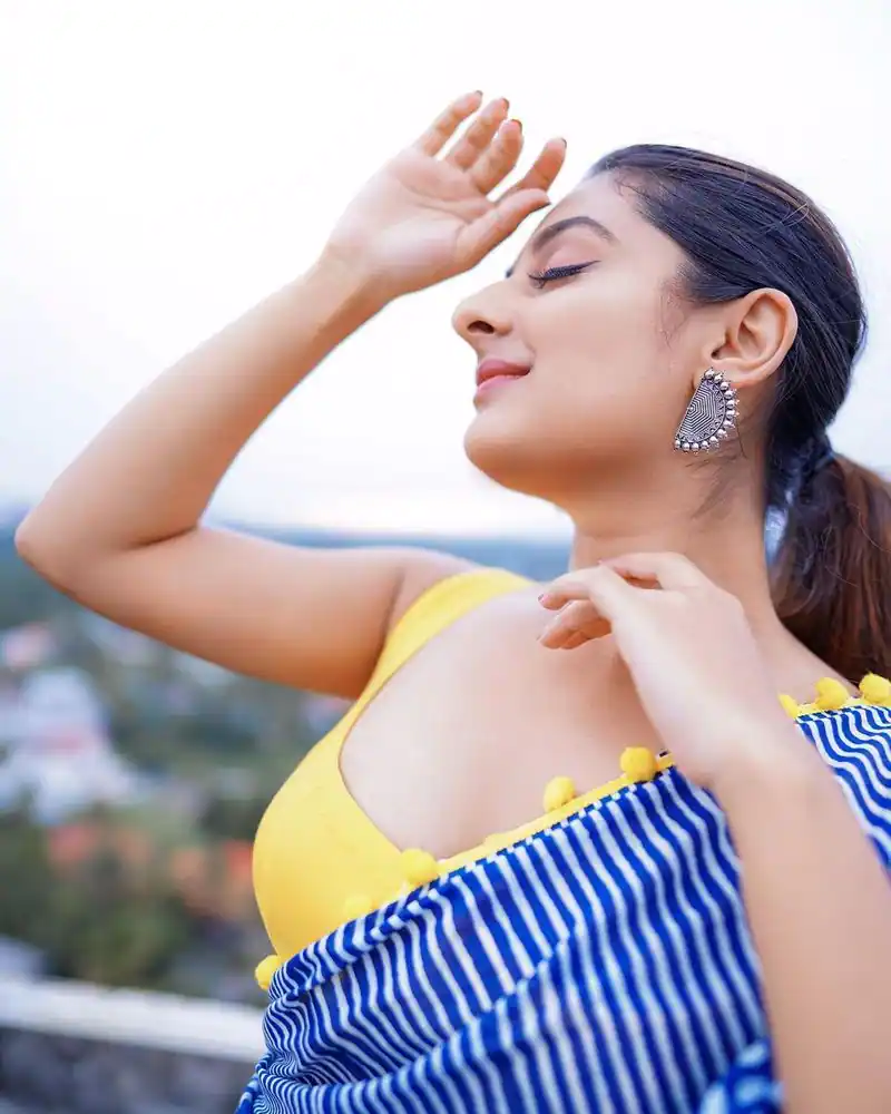 Actress esther anil hot photos in glamourous saree on social media