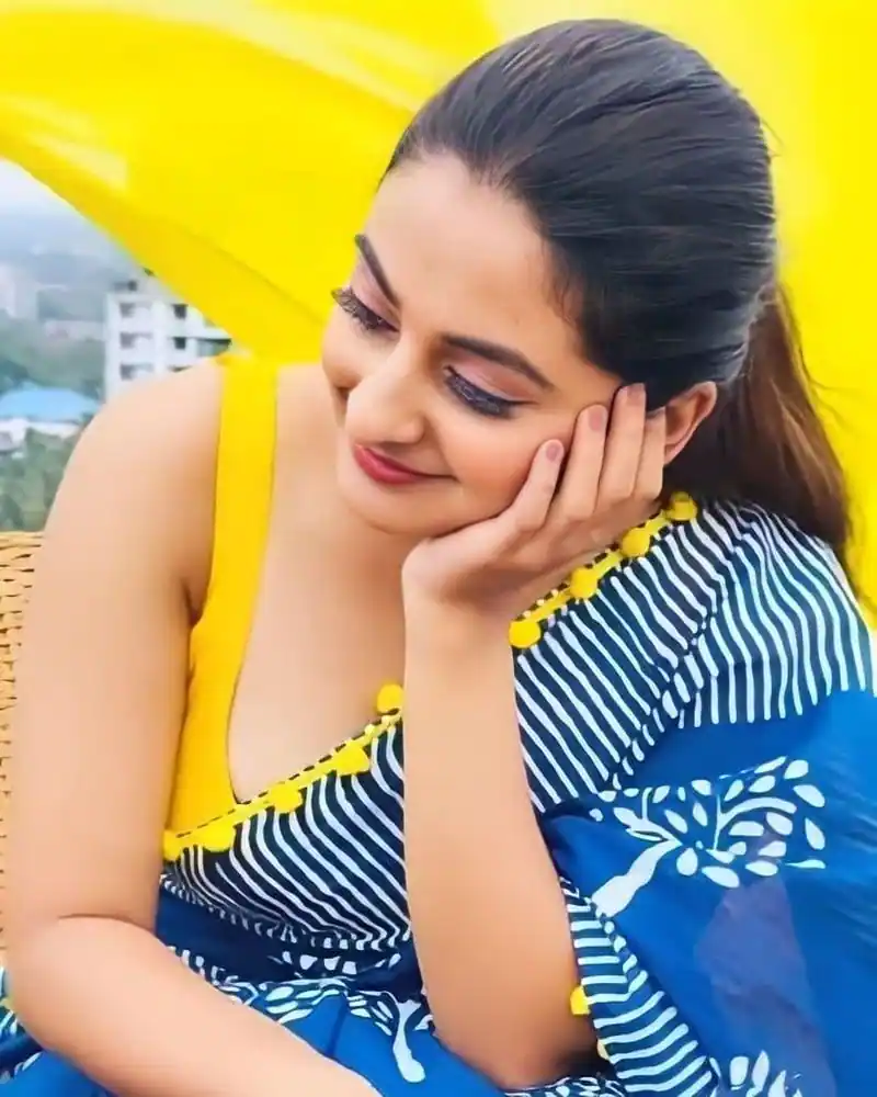 Actress esther anil hot photos in glamourous saree on social media