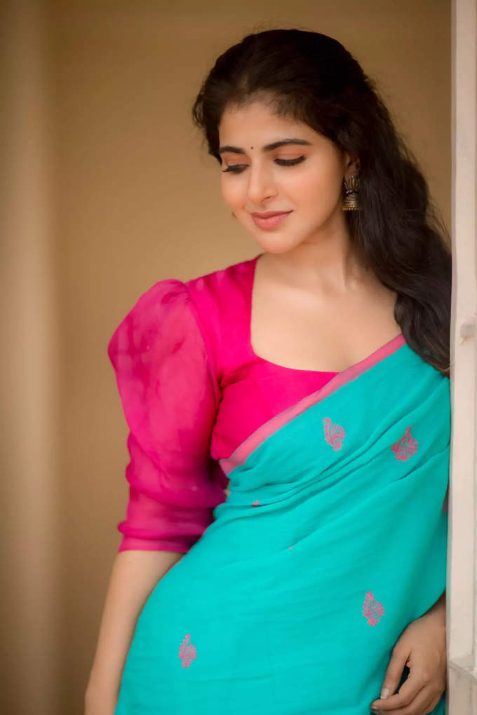 Actress iswarya menon hot photos in blue colour simple saree