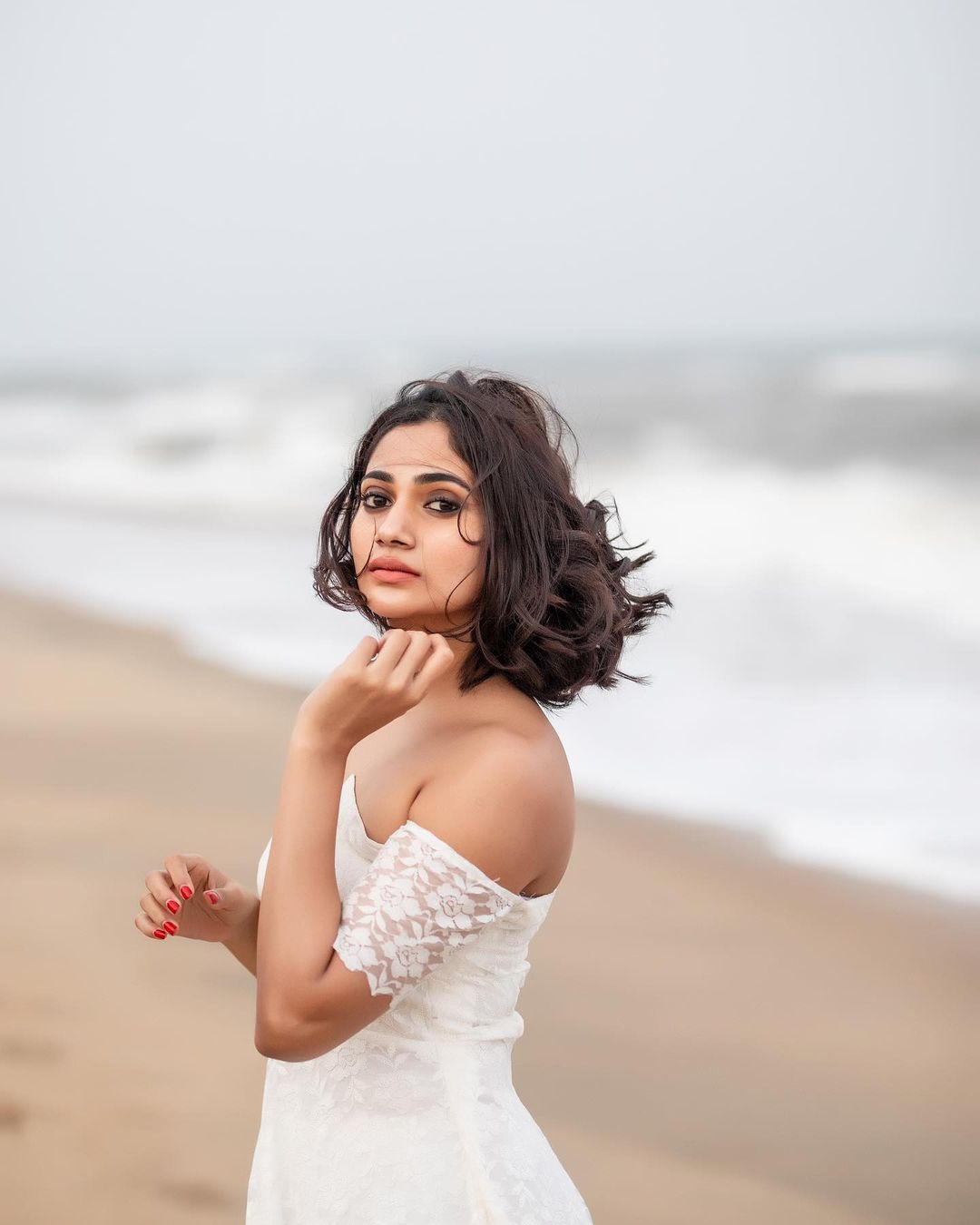 Actress losliya hot photos in sleeveless bridal gown