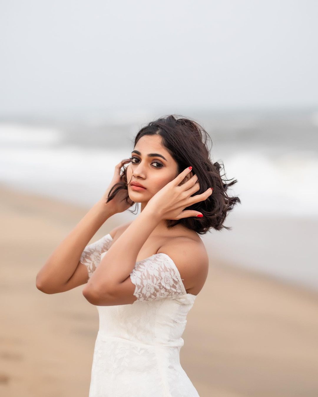 Actress losliya hot photos in sleeveless bridal gown