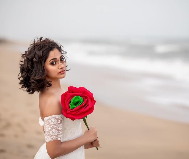 Actress losliya hot photos in sleeveless bridal gown