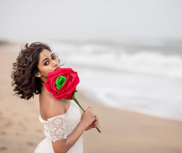 Actress losliya hot photos in sleeveless bridal gown