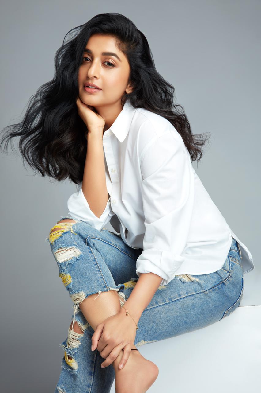 Actress meera jasmine hot photos in light white short and tight jeans