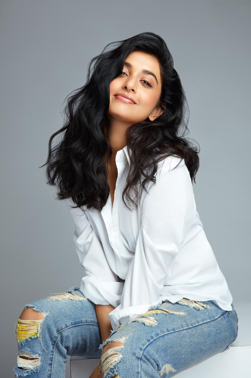 Actress meera jasmine hot photos in light white short and tight jeans