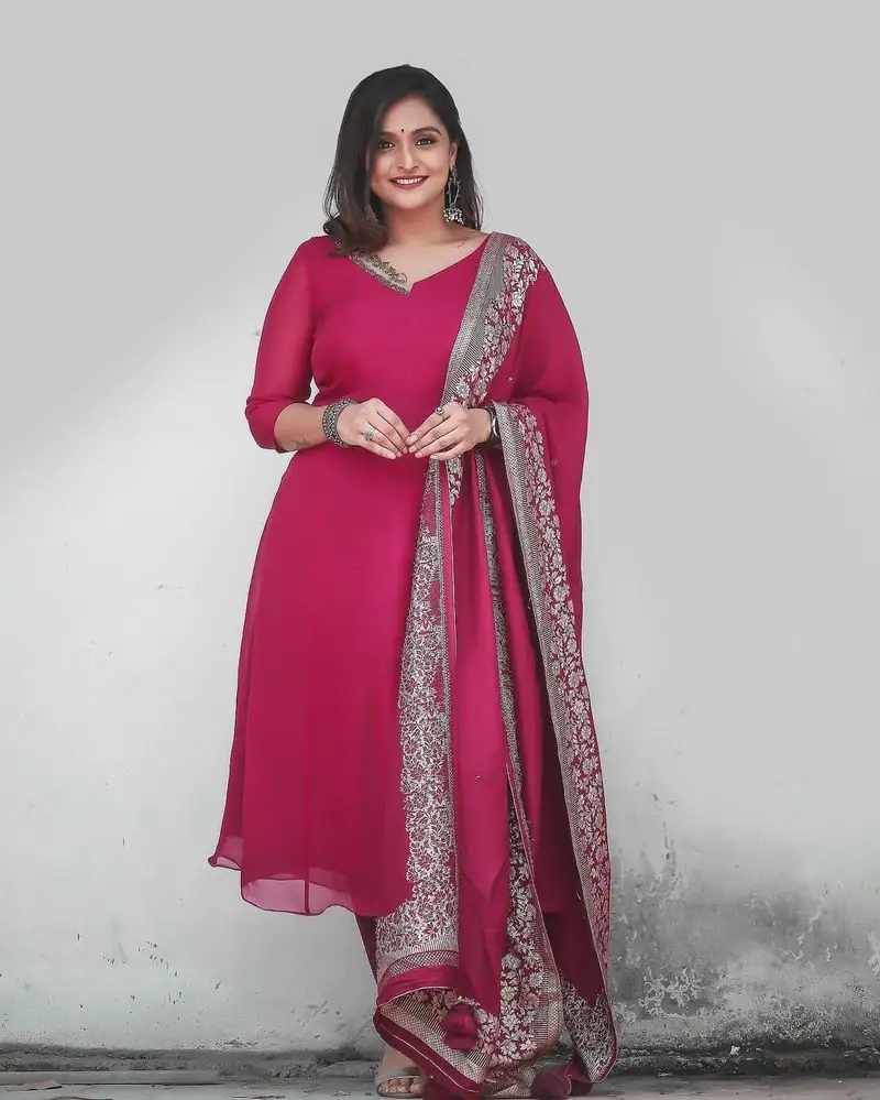 Actress ramya nambeesan hot photos in red colour chudithar traditional photoshoot