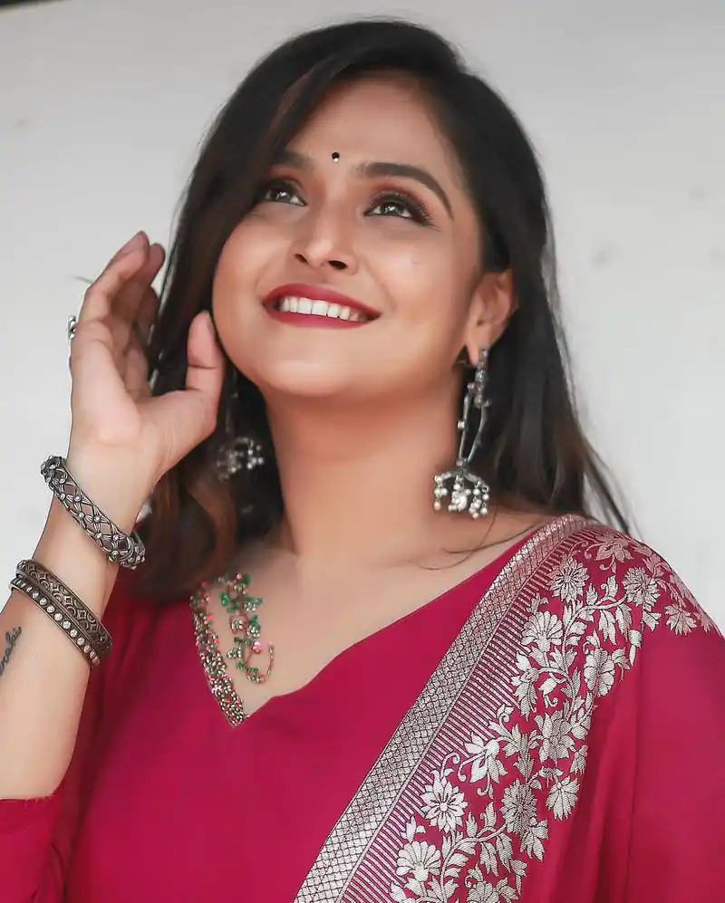 Actress ramya nambeesan hot photos in red colour chudithar traditional photoshoot