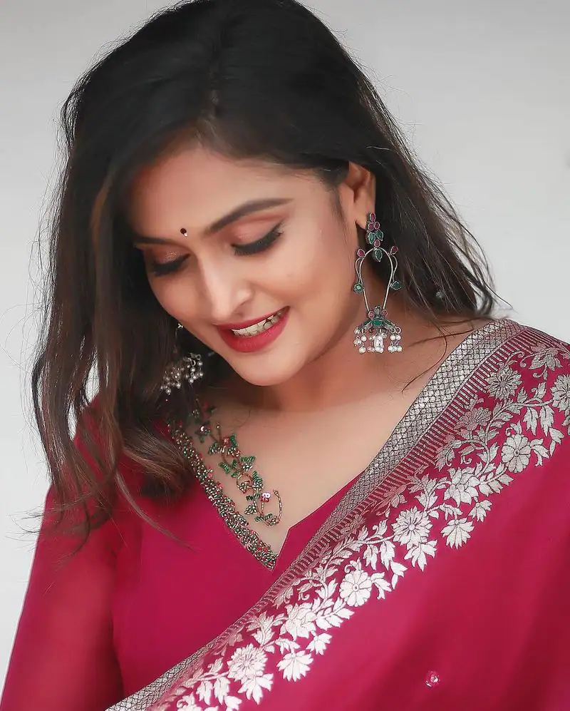 Actress ramya nambeesan hot photos in red colour chudithar traditional photoshoot