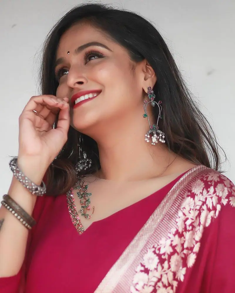 Actress ramya nambeesan hot photos in red colour chudithar traditional photoshoot