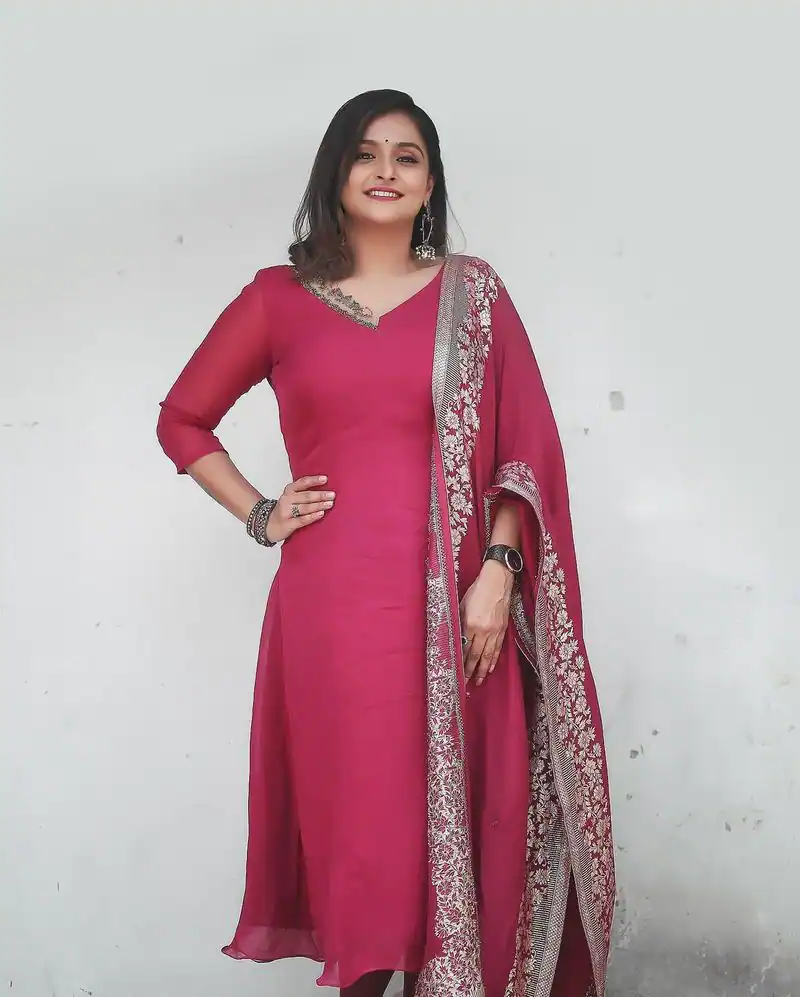 Actress ramya nambeesan hot photos in red colour chudithar traditional photoshoot